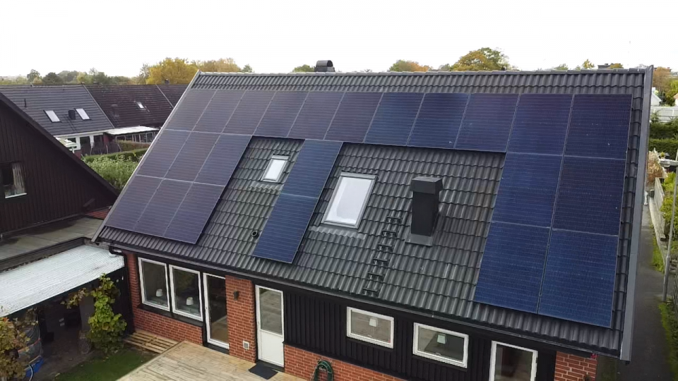 Bild på solceller installerade av Solifokus på ett tak. Solcellerna bidrar till hållbar energiproduktion och minskad miljöpåverkan.