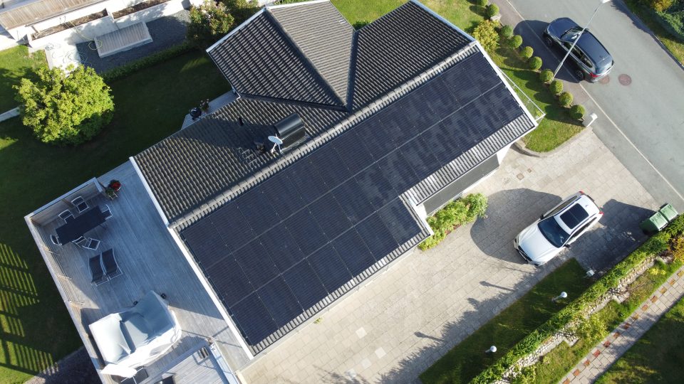 En överblicksbild rakt ovanifrån på 33 solpaneler installerade av Solifokus i Jönköping. En imponerande anläggning för att generera ren och hållbar solenergi