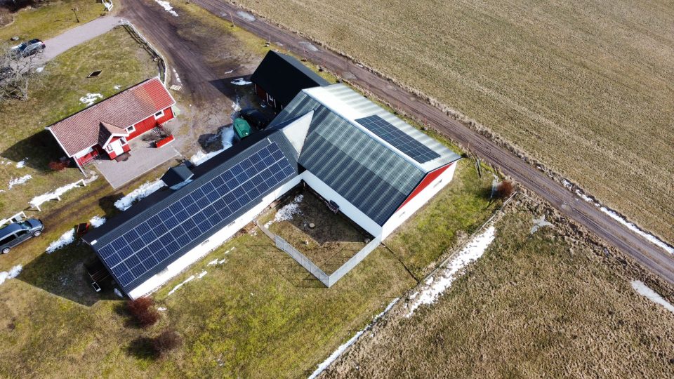 En vidsträckt vy över ett lantbruk som har valt att installera solceller med hjälp av Solifokus, vilket bidrar till en mer hållbar energiförsörjning och minskad miljöpåverkan