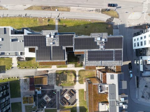 En framstående prestation av Brf Hasselbacken vid Bondberget, där 134 solpaneler har installerats med stöd från Solifokus, vilket bidrar till en mer hållbar energiförsörjning