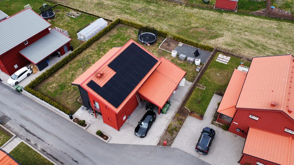 En elegant villa i Jönköping som är utrustad med 27 effektiva solpaneler på taket