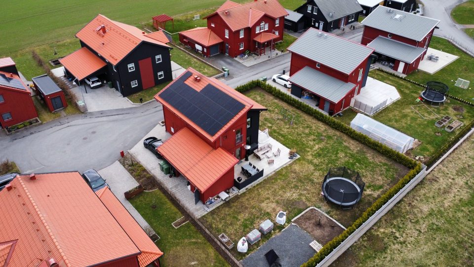 En imponerande vy över en villa i Jönköping med 27 effektiva solpaneler på taket