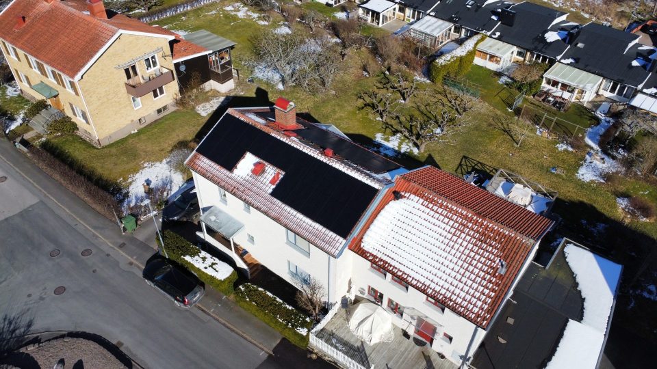 En stilfull villa i Jönköping med 35 solpaneler på taket, som effektivt utnyttjar solens energi