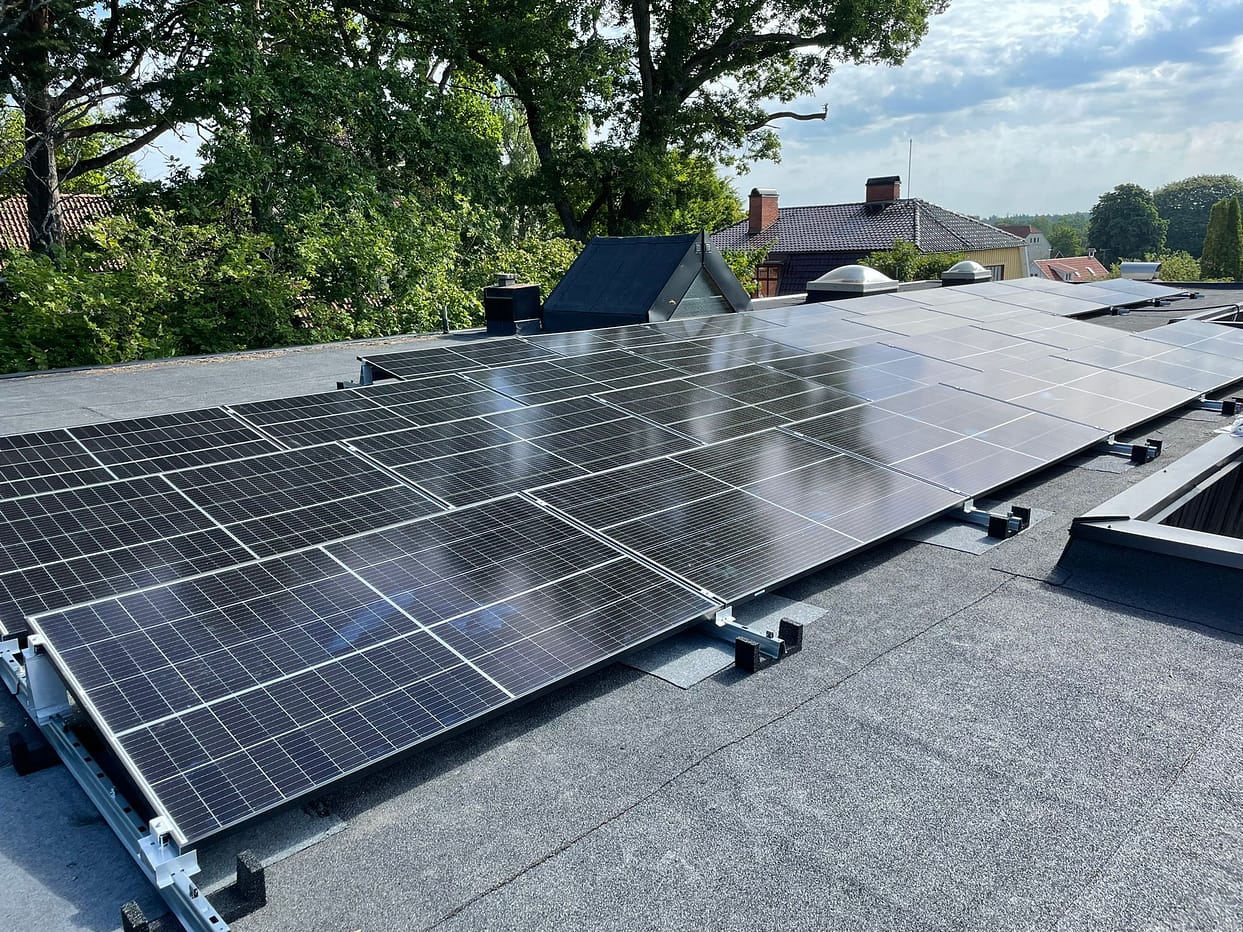 Solceller på ett tak i en fastighet i Osby kommun där Solifokus har installerat 32 stycken solceller som producerar 12 777 kWh per år