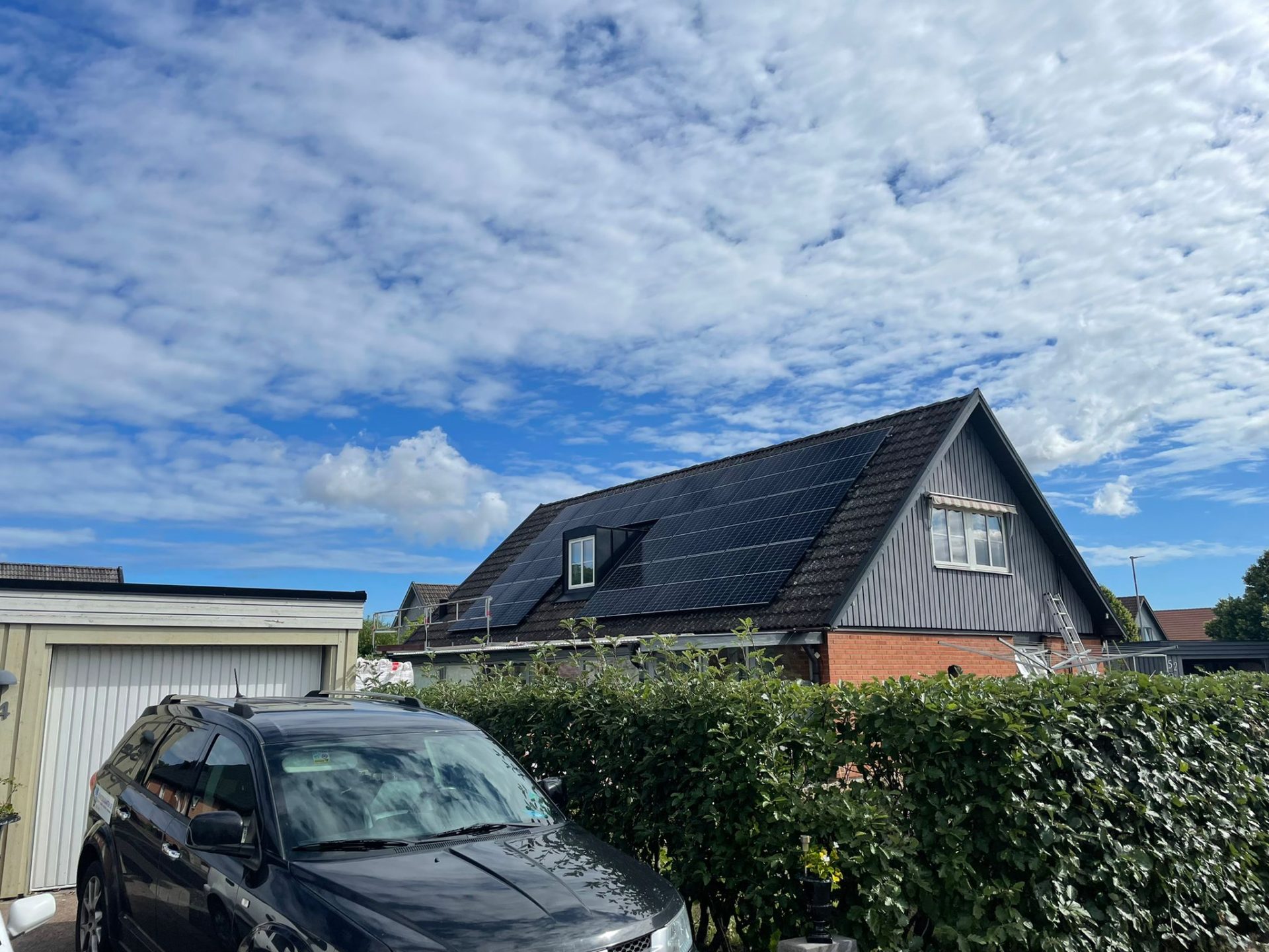 En villa med en solcellsanläggning där Solifokus har monterat solceller på taket