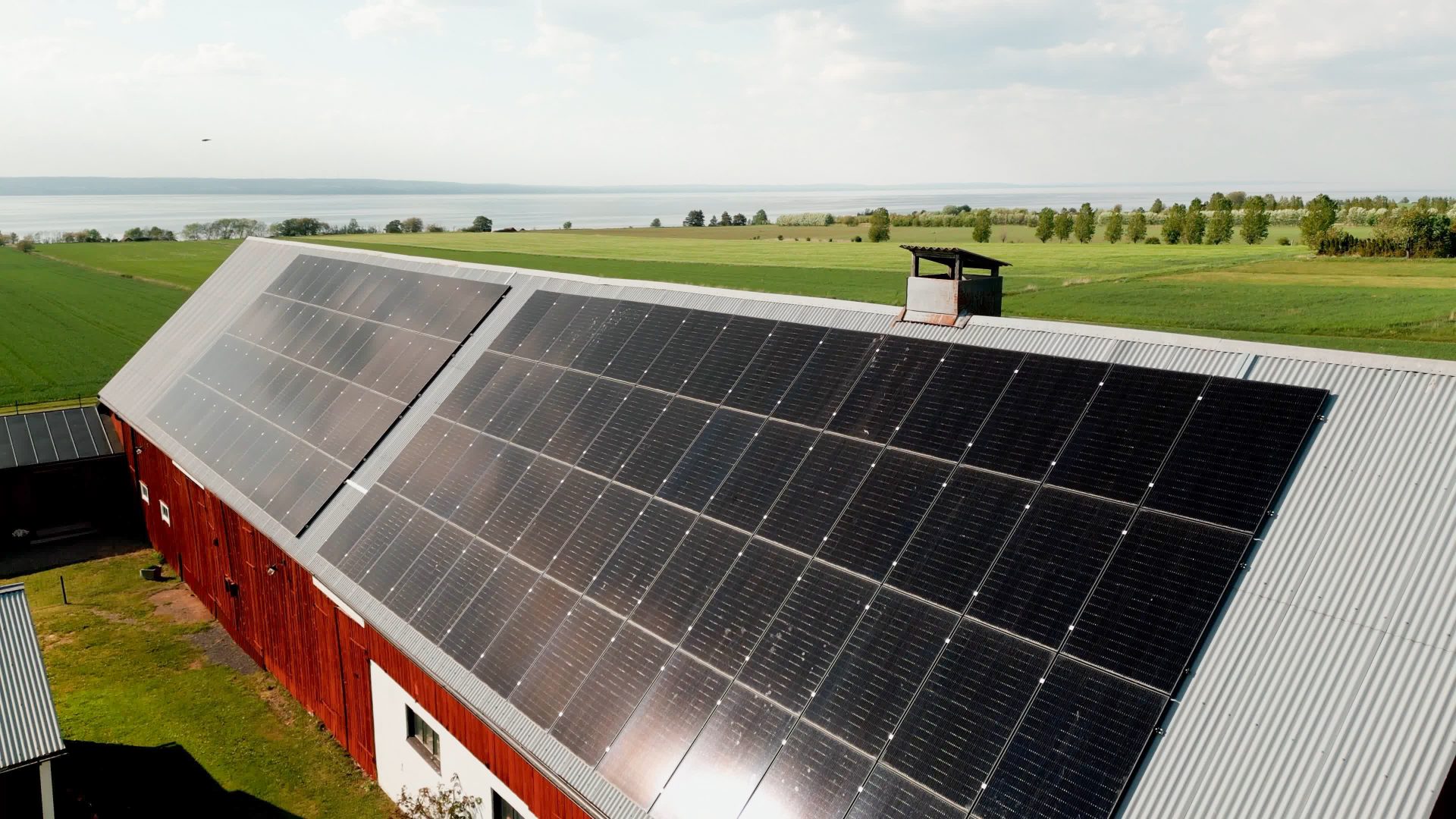 Ett lantbruk med solceller på taket i Visingsö där Solifokus har installerat.