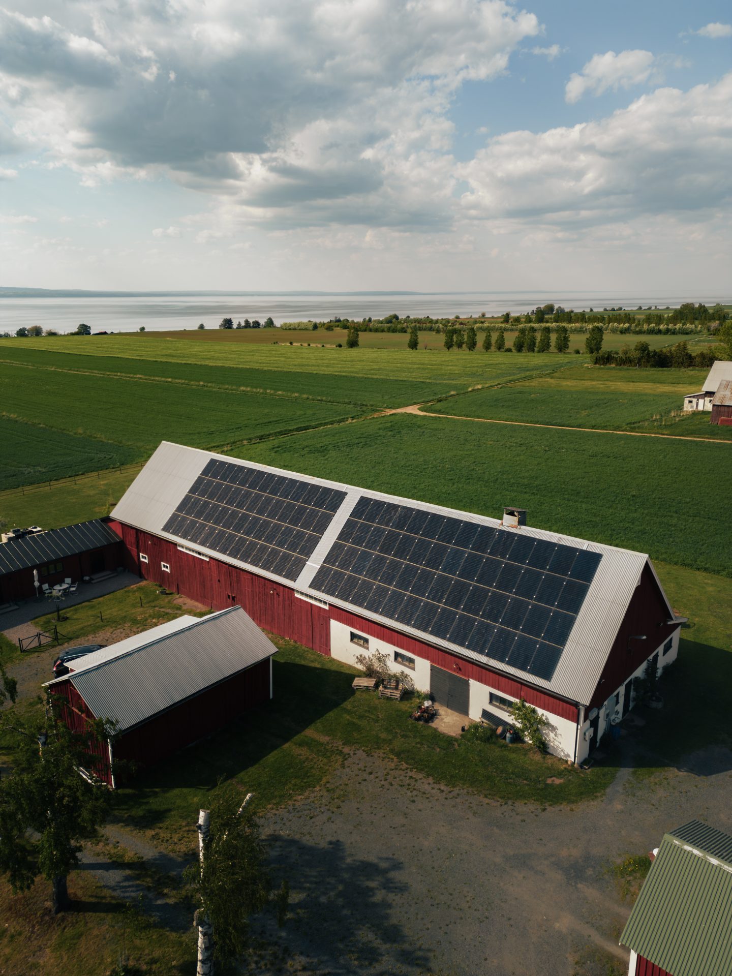Ett lantbruk i Visingsö med solceller på som lantbrukaren har investerat i och det har installerats av Solifokus